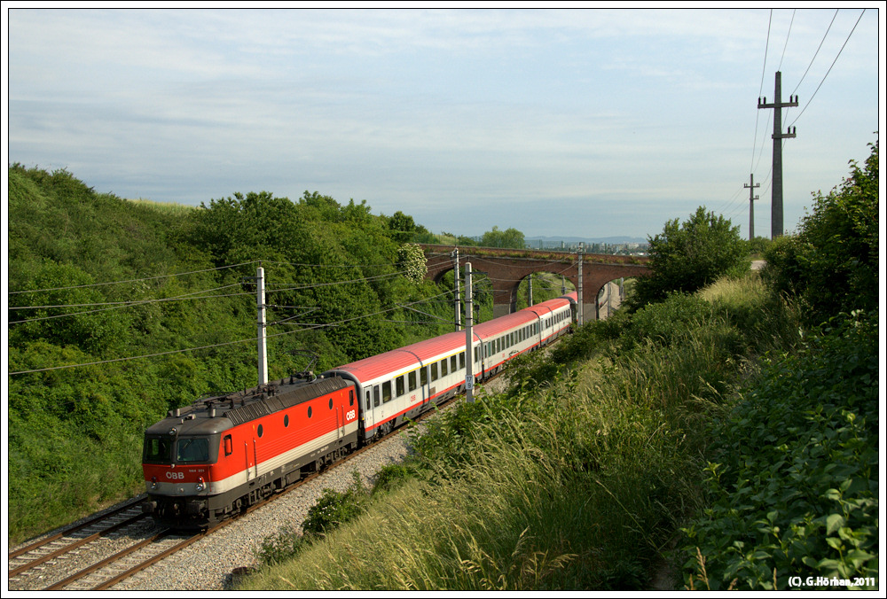 1144 071 eilt mit dem OIC 15555/OIC 555 von Wien Meidling nach Graz durch die Mdlinger Weinberge, 27.5.2011