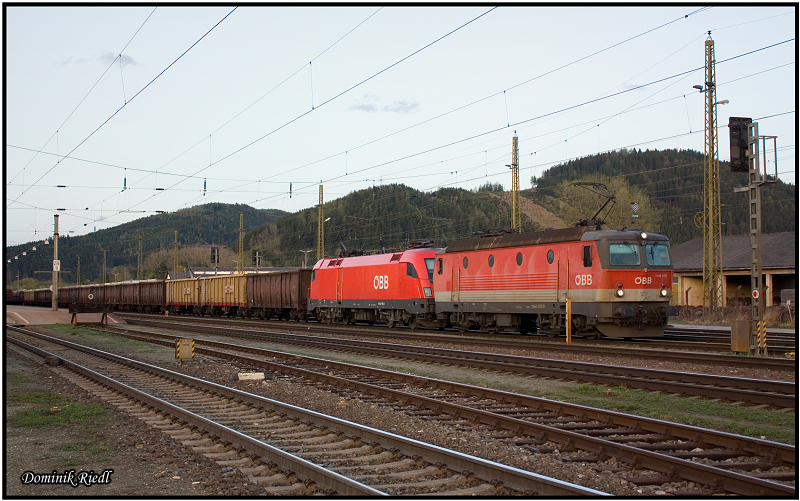 1144 075 und eine 1116 warten mit dem umgeleiteten Eaos-Ganzzug im Bahnhof Knittelfeld auf ihren Triebfahrzeugfhrer. 10.04.2011