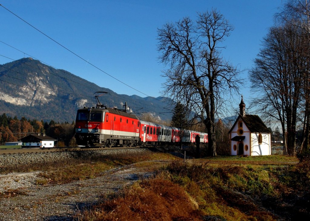 1144 087 mit einem REX am 17.11.2012 unterwegs bei Brixlegg.
