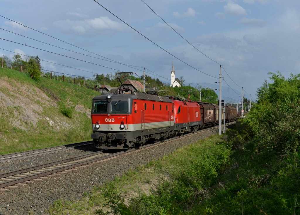 1144 091 + 1116 xxx mit einem Gterzug am 04.05.2013 bei Mhldorf-Mllbrcke.