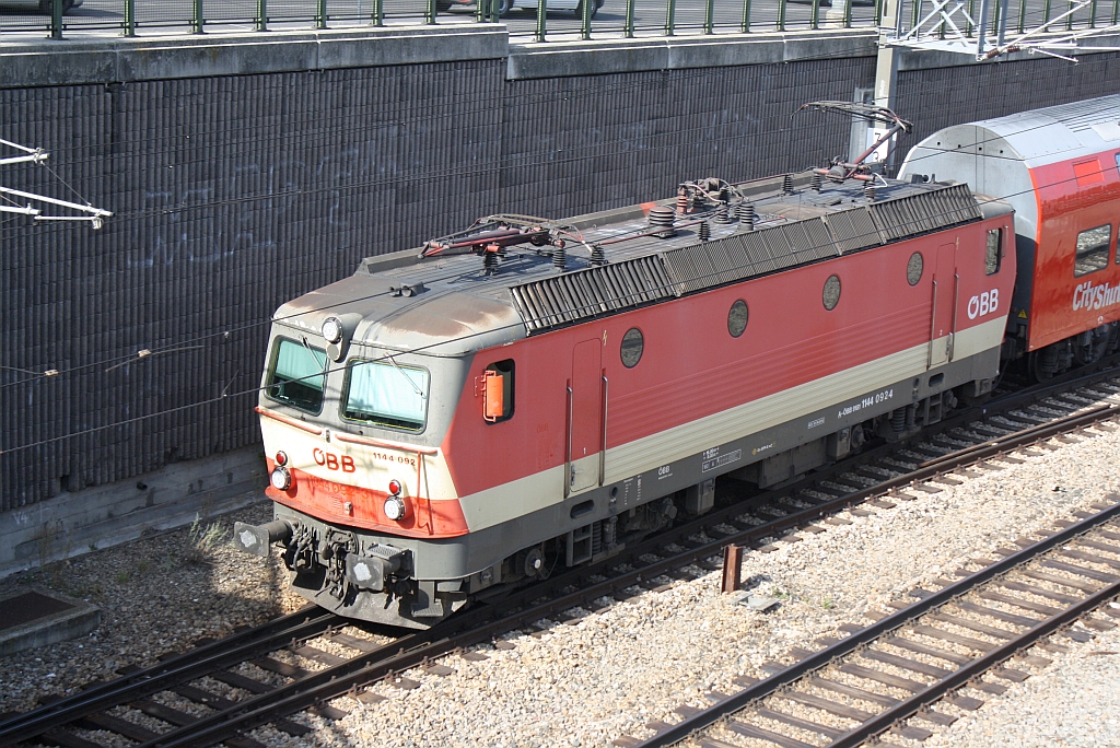 1144 092-4 fhrt am 07.August 2013 mit dem R 2347 aus dem Bf. Wien Meidling.