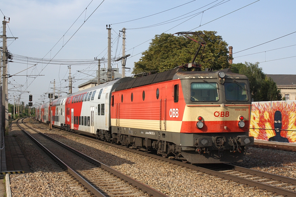 1144 092-4 fhrt am 08.August 2013 mit dem R 2254 von Payerbach-Reichenau nach Retz durch die Hst. Atzgersdorf Mauer.