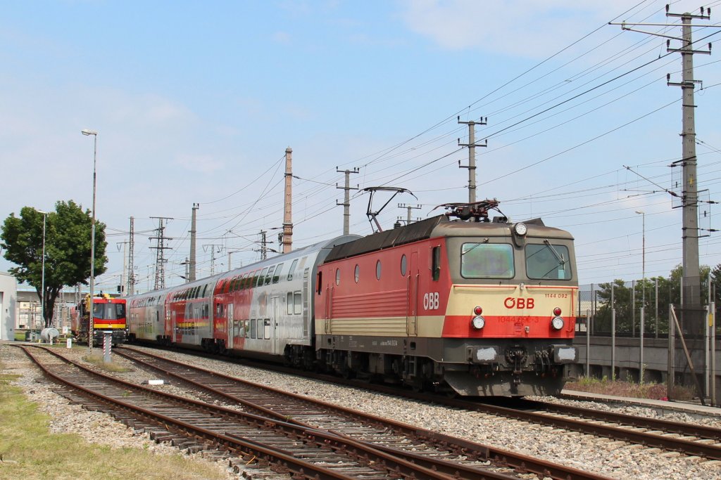 1144 092 samt dem R 2241  NN  von Znojmo/Znaim (Zno) nach Wien Floridsdorf (F), hier zum sehen kurz vor der Einfahrt in den Zugendbahnhof; am 25.05.2013