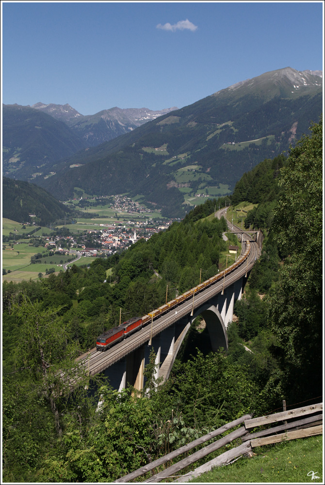 1144 093 und 1144 062 fahren mit einem Sandzug von Villach nach Schwarzach-St. Veit. 
Falkensteinbrcke Obervellach 28_6_2011