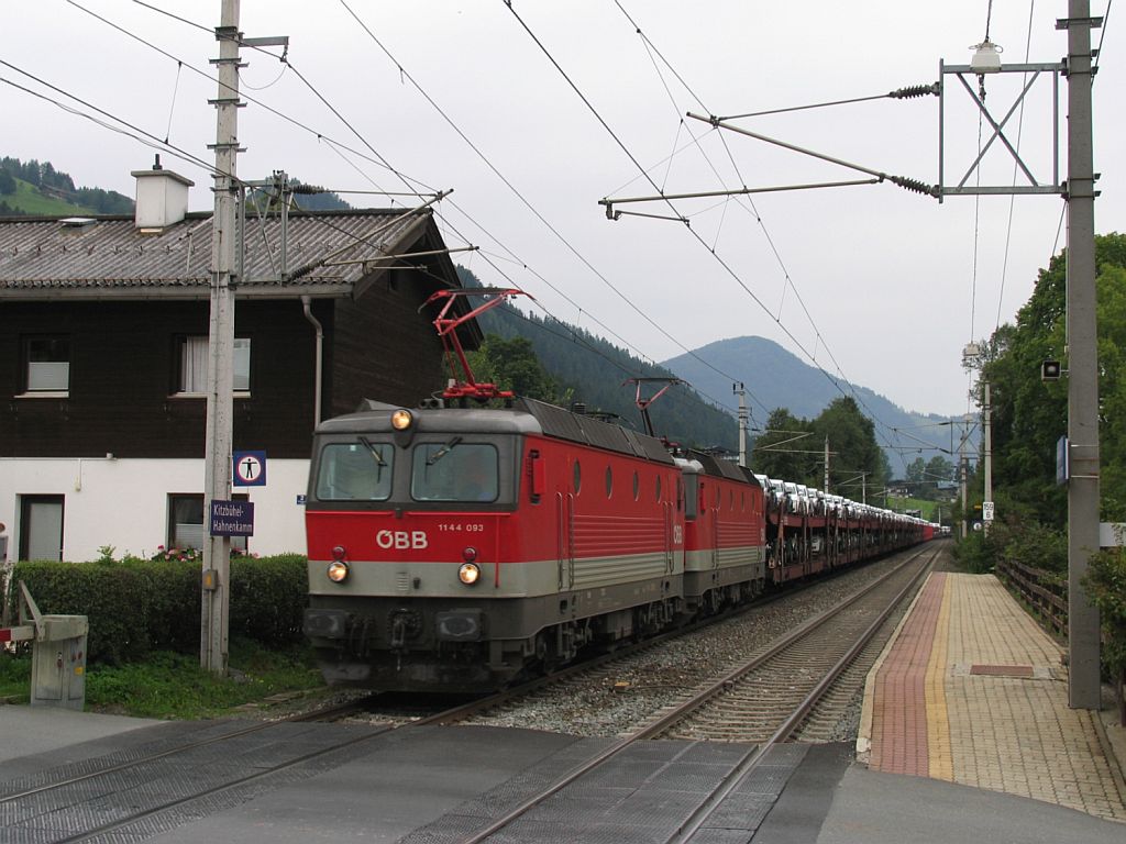 1144 093 und eine weitere 1144 mit einem Gterzug auf Bahnhof Kitzbhel Hahnenkamm am 18-8-2010.