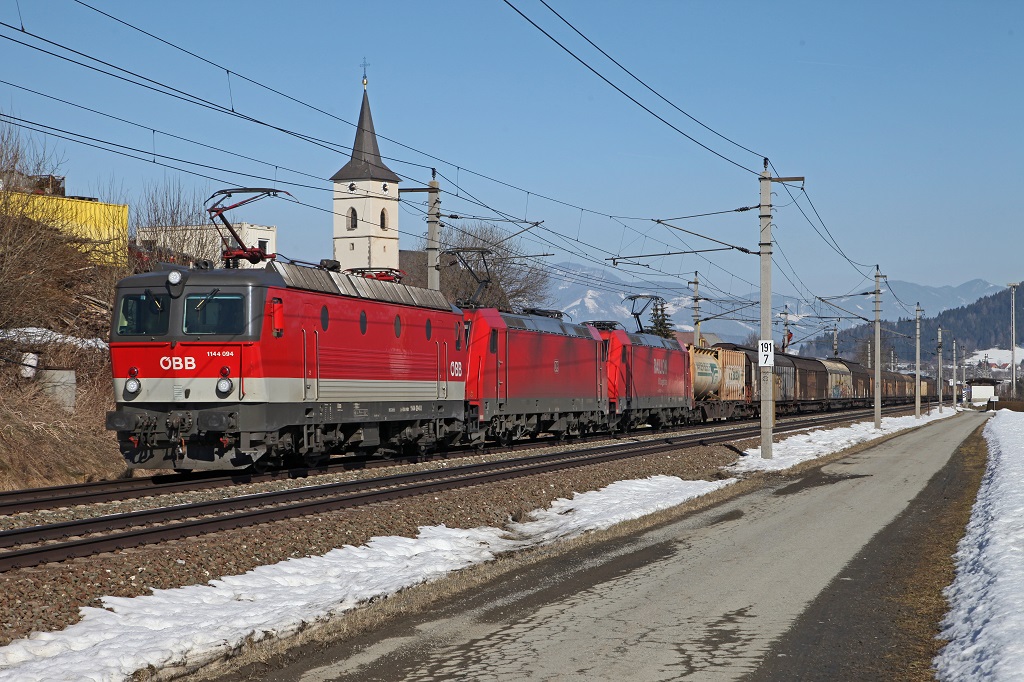 1144 094 + 185 362 + 185 255 mit Zug 48930 in Kammern am 4.03.2013.