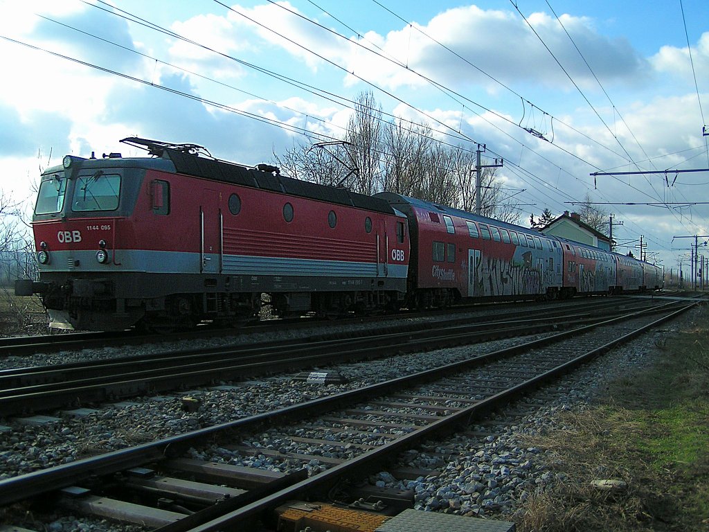 1144 095 auf der Ostbahn mit Zugleistung REX7617;110120