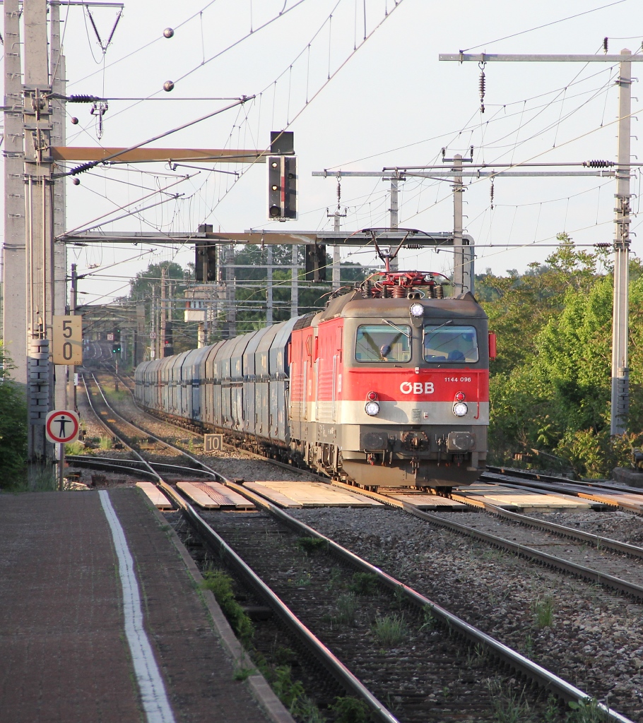 1144 096 mit einer weiteren 1144 als Wagenlok und Erzzug. Aufgneommen am 14.05.2013 in Wien Haidestrae.