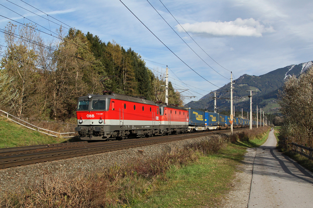 1144 097 + 1144 014 mit einem KLV Zug am 03.11.2012 im Inntal bei Terfens.