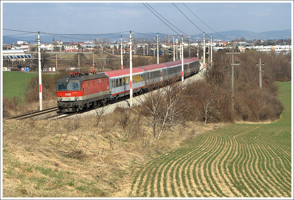 1144 097 mit BB IC 559 bei Mdling, 21.3.2011