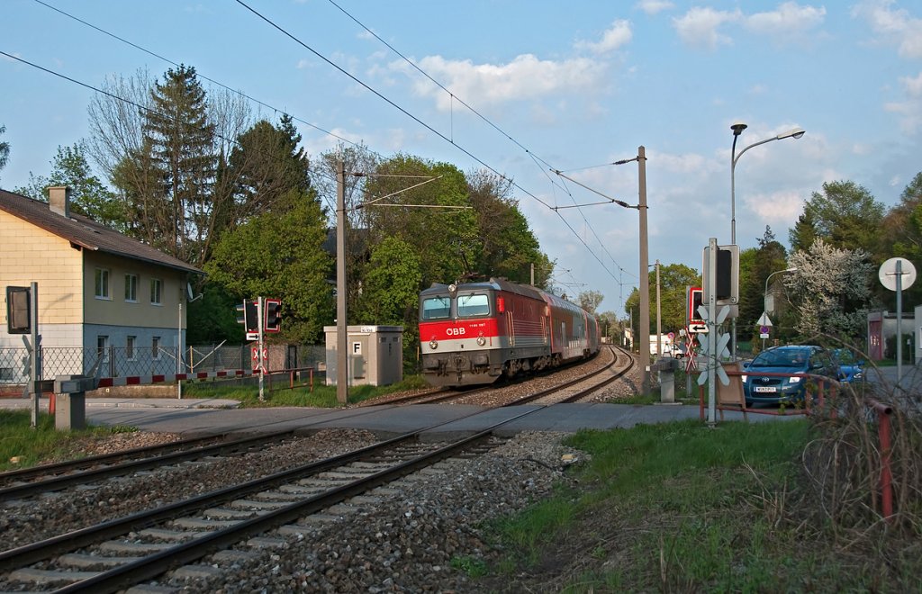 1144 097 schiebt den REX 7131 nach Wien FJB. Die Aufnahme entstand am 21.04.2010 in Hflein an der Donau.