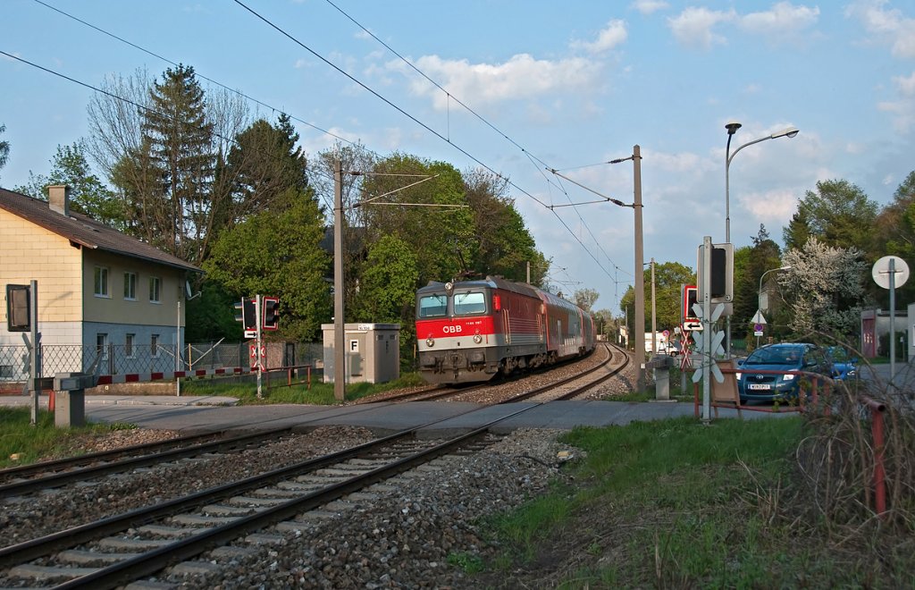 1144 097 schiebt den REX 7131 nach Wien FJB. Die Aufnahme entstand am 21.04.2010 in Hflein an der Donau.