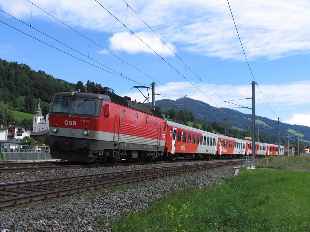 1144 098 mit REX 1504 Salzburg Hauptbahnhof-Wrgl Hauptbahnhof bei Brixen im Thale am 16-8-2010.


