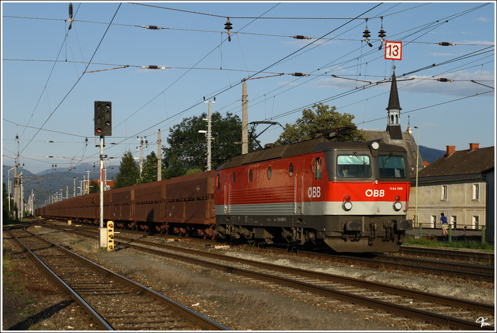 1144 099 fhrt mit einem Erzleerzug in Richtung Villach.
Im Hintergrund sind schon die neuen Masten zu erkennen :P
Zeltweg 18.8.2011