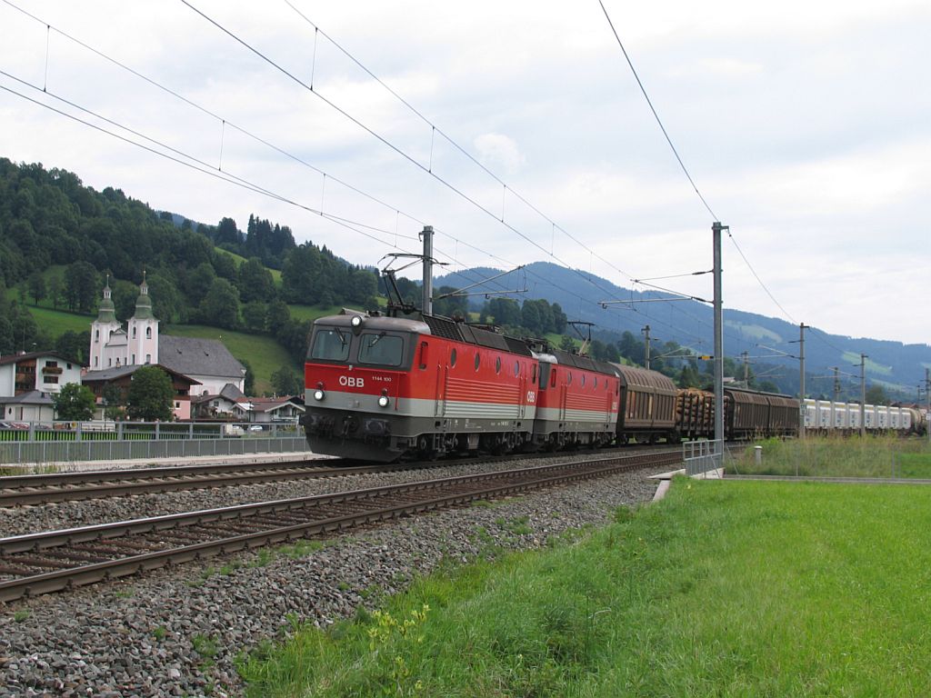 1144 100 und eine weitere 1144 mit Gterzug 54452 nach Hall im Tirol bei Brixen im Thale am 11-8-2010.