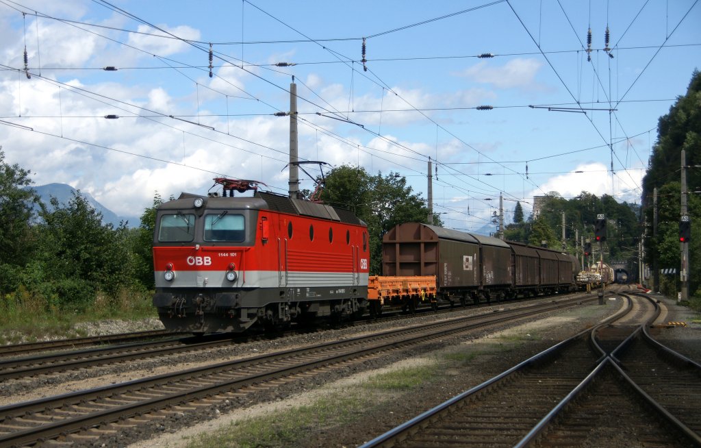 1144 101 mit einem Gterzug in Richtung Innsbruck. Aufgenommen am 9. September in Brixlegg.