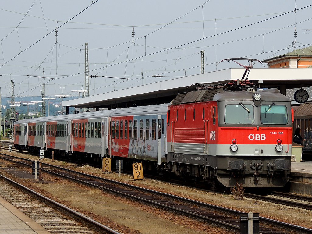 1144 102-1 hat REX 1774,RegioBiking in den Passauer-Hauptbahnhof geschoben; 130629