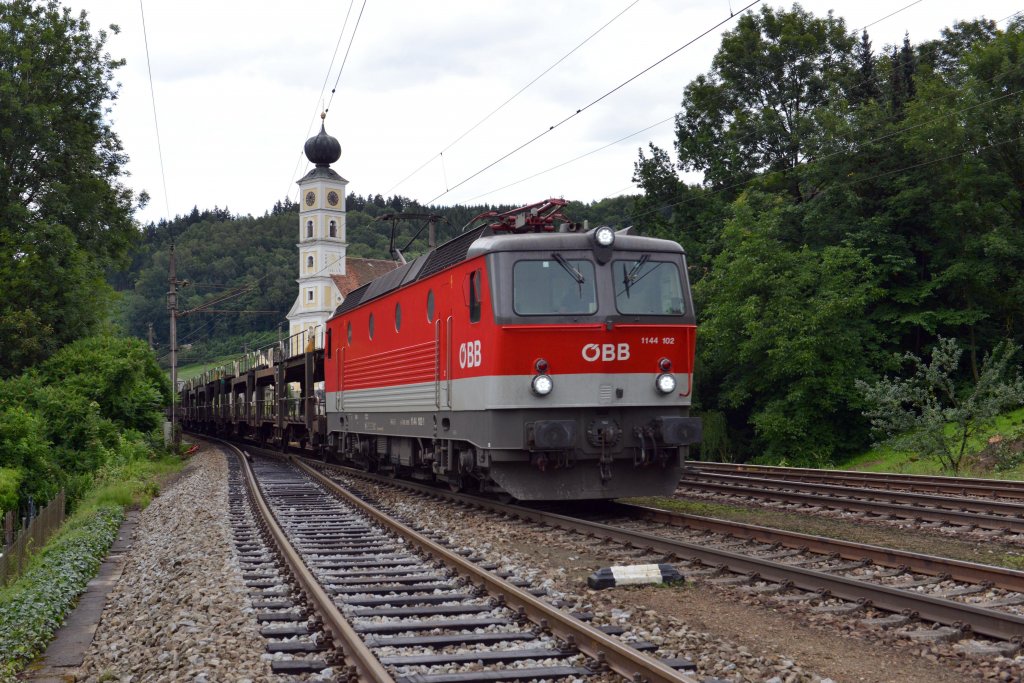 1144 102 mit einem leeren Autozug am 14.07.2012 unterwegs bei Wernstein.