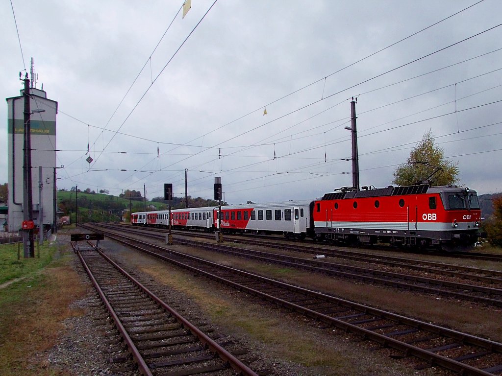 1144 102 schiebt die City-Shuttlegarnitur als R3863 aus dem Bahnhof Pregarten ;101020