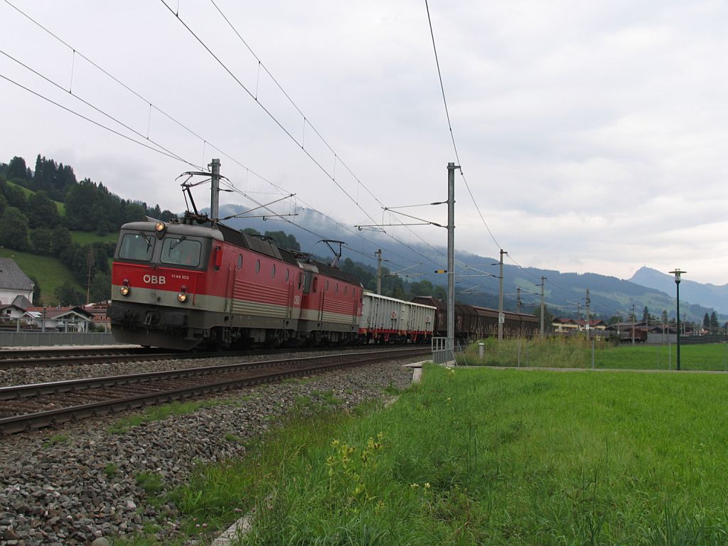 1144 102 und eine weitere 1144 mit einem Gterzug auf Bahnhof Westendorf am 18-8-2010.