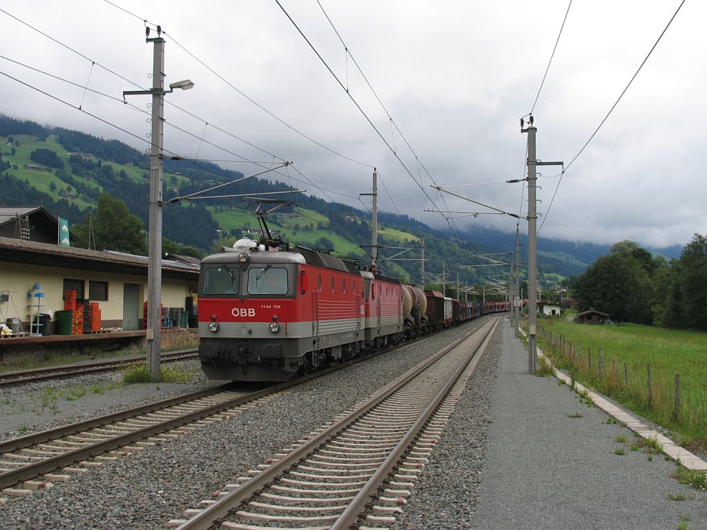 1144 104 und 1144 005 mit einem Gterzug in die Richtung Wrgl auf Bahnhof Westendorf am 13-8-2010.

