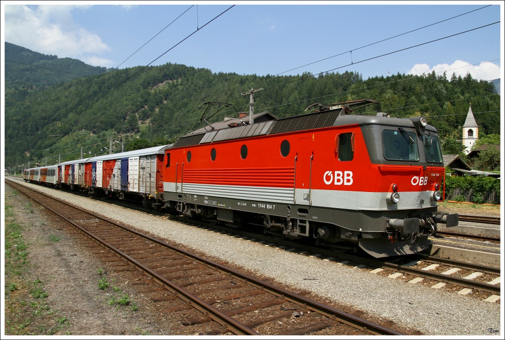 1144 104 fhrt mit dem Regionalzug 4609 von Lienz nach Spittal an der Drau.   
Mllbrcke-Sachsenburg 17.07.2010