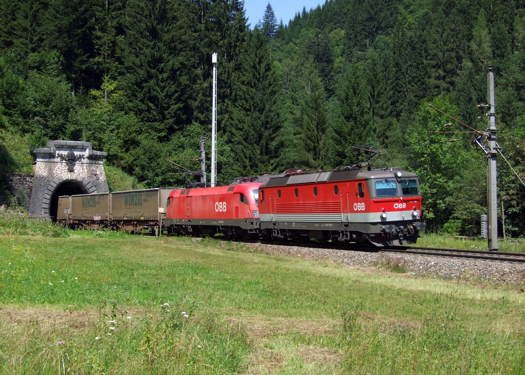 1144 105 im Tandem mit 1116 069, mit einem G�terzug in Richtung Selzthal unterwegs, am S�dportal des Bosrucktunnels. [18.08.11]