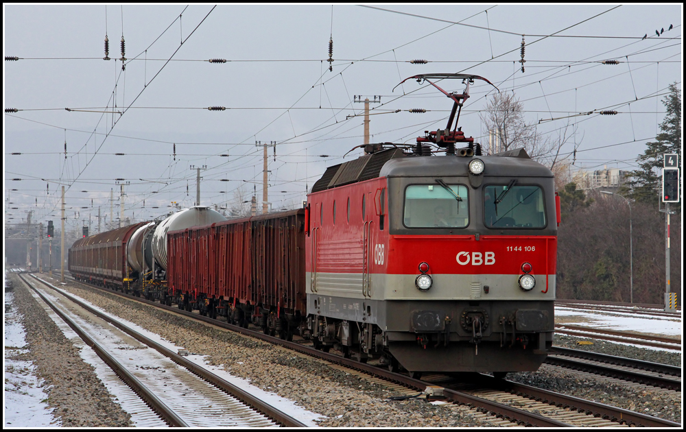 1144 106 wurde mit ihrem DG 55502 (Wien Zvbf - Graz) aufgrund der Gterzugentgleisung in Ebenfurth ber die Sdbahn umgeleitet.
Aufgenommen am 15.02.2013 im Bahnhof Bad Vslau.
