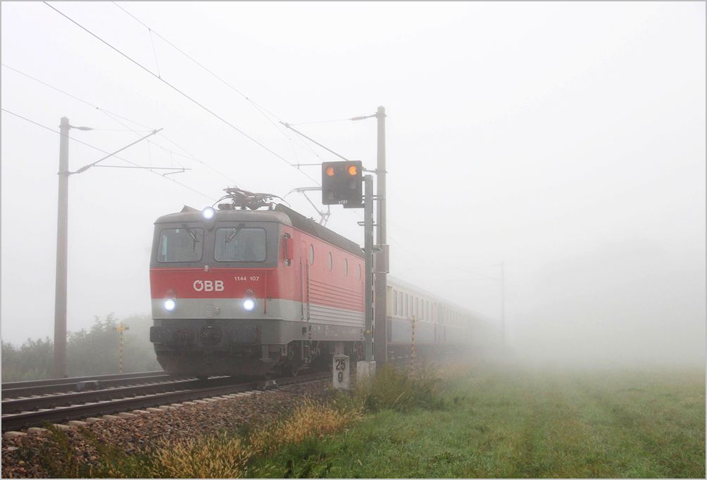 1144 107 mit dem RadExpress Donau (Wien FJB - Passau Hbf) im Tullnerfelder Nebelmrchen, kurz vor Muckendorf. 26.9.12