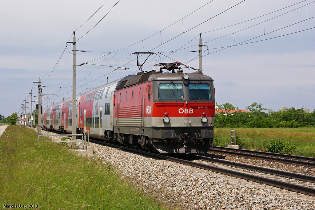 1144 107 mit R2335 (Wien Floridsdorf - Payerbach-Reichenau) am 24.05.2013 zwischen Theresienfeld und Wiener Neustadt.