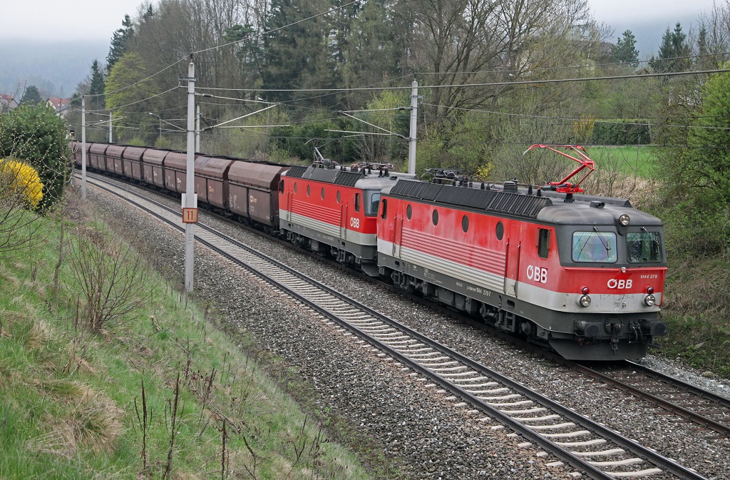 1144 108 + 1144 098 ziehen am 24.04.2013 einen Gterzug bei Krieglach Richtung Bruck/Mur.