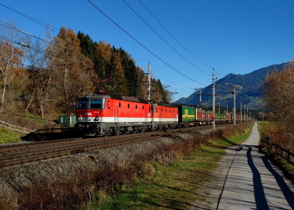 1144 108 und eine weitere 1144 mit einem KLV am 17.11.2012 bei Terfens.