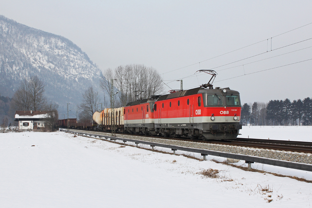 1144 109 und 1144 226 mit einem gemischten Gterzug am 04.02.2012 bei Niederaudorf im Inntal.