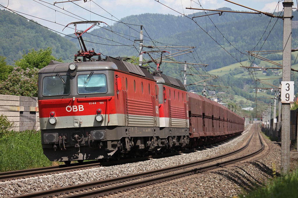 1144 111 und 1144 274 ziehen am 15.05.2013 den Erzzug 47400 bei Oberaich durchs Murtal.