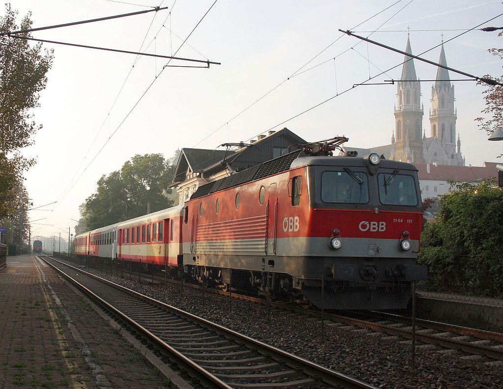 1144 111 mit REX 1990 (Wien FJB - Emmersdorf a. d. Donau) am Morgen des 9.Oktober 2010 beim Halt in Klosterneuburg-Kierling. 
