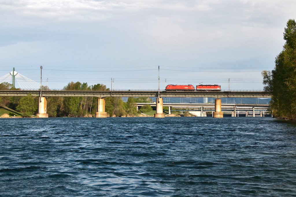 1144 und 1116, unterwegs zwischen Wien Praterkai und Wien Lobau, am 22.04.2012.