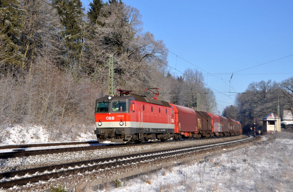 1144 113 ist mit ihrem Stahlzug in Richtung Rosenheim unterwegs.Sie Durchfhrt Aling am 25.1.2012