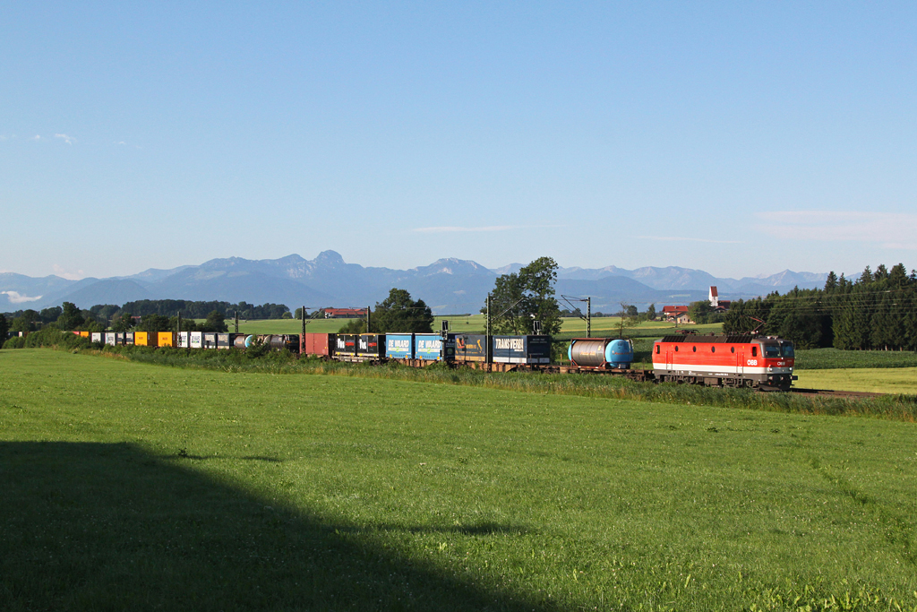 1144 114 mit einem KLV Zug am 08.07.2012 bei Ostermnchen.