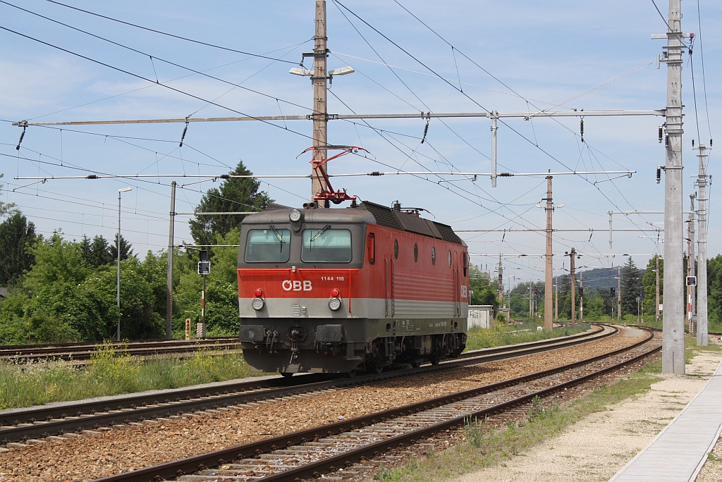 1144 116-1 fhrt am 15.Juni 2013 als Lokzug durch den Bf. Korneuburg in Richtung Stockerau.