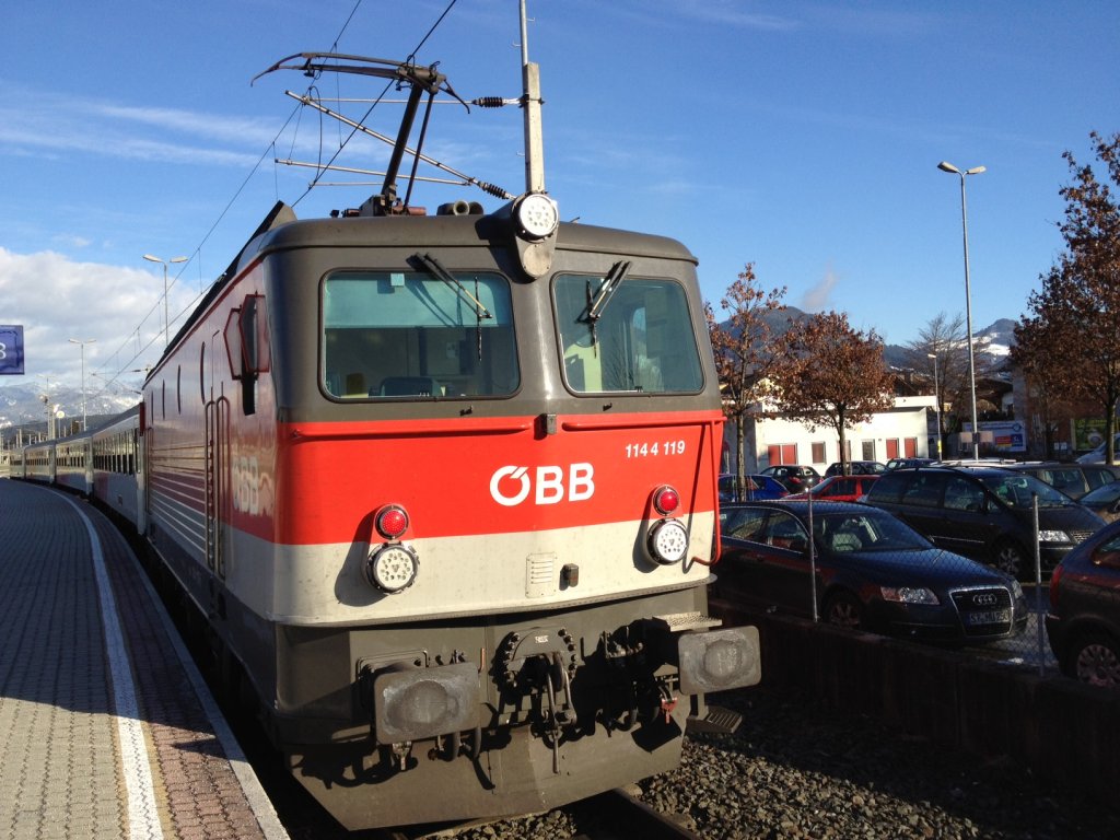 1144 119 mit S6 (Wrgl Hbf-Salzburg Hbf) in Wrgl Hbf.(8.12.2011)
