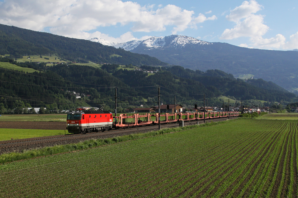 1144 120 mit einem Gterzug am 25.05.2012 bei Schwaz.