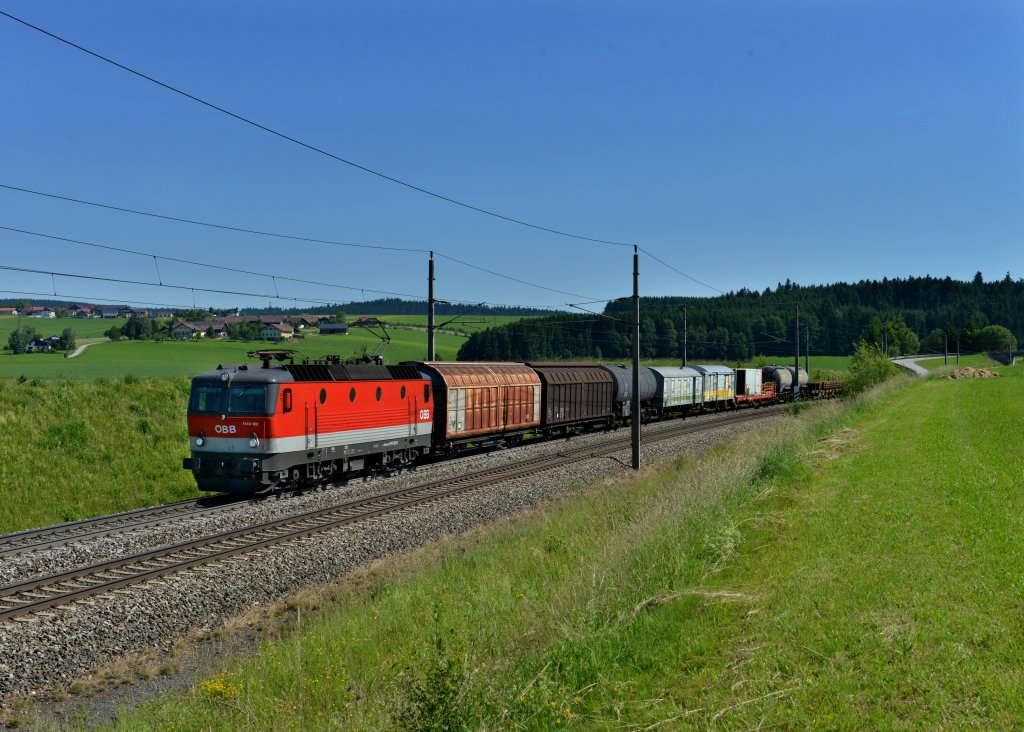 1144 122 mit einem Gterzug am 16.06.2012 bei Pndorf.