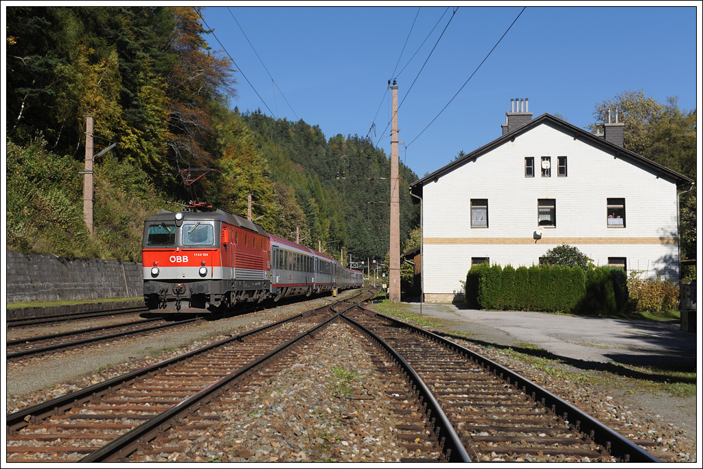 1144 124 mit dem OEC 533 „Lakeside Park“ von Wien Meidling nach  Villach Hbf am 18.10.2011 bei der Einfahrt in Semmering.