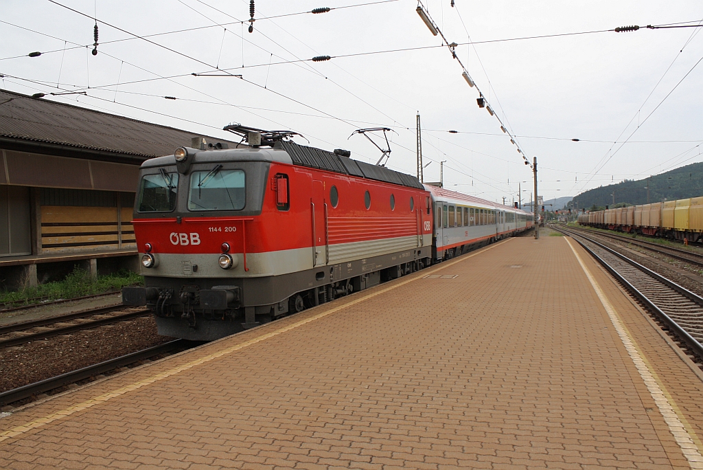 1144 200 fhrt am 11.Juni 2010 mit dem OEC 531  Stadttheater Klagenfurt  in den Bf. Knittelfeld ein.