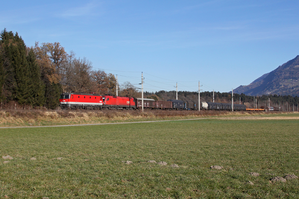 1144 201 und 1116 090 mit einem gemischten Gterzug am 19.11.2011 bei Terfens im Inntal.
