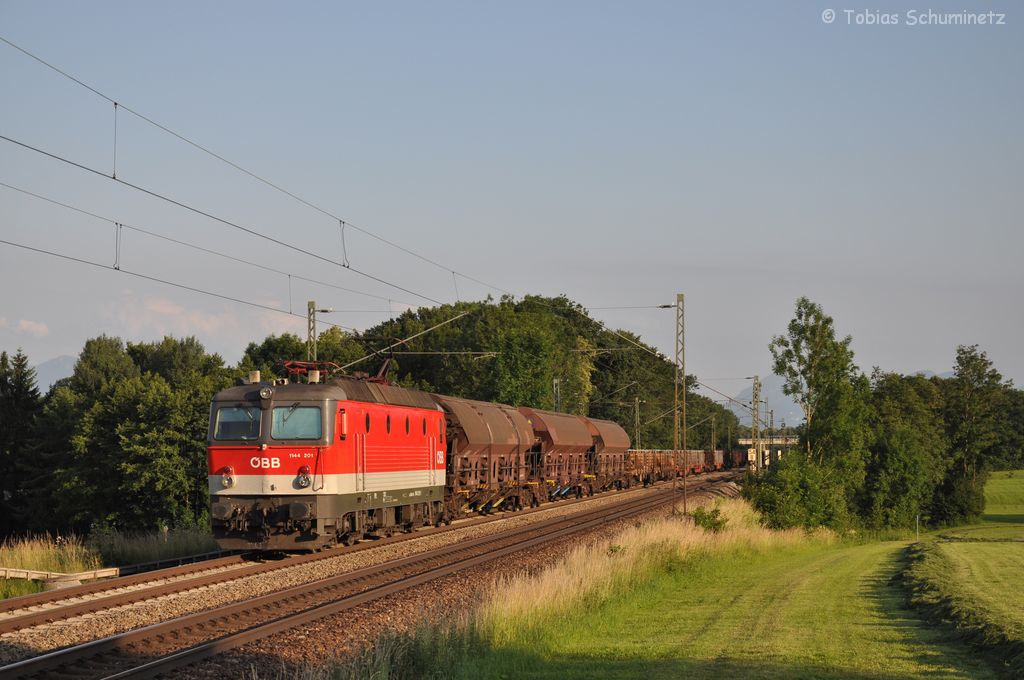 1144 201 mit G�terzug am 23.06.2012 bei Hilperting