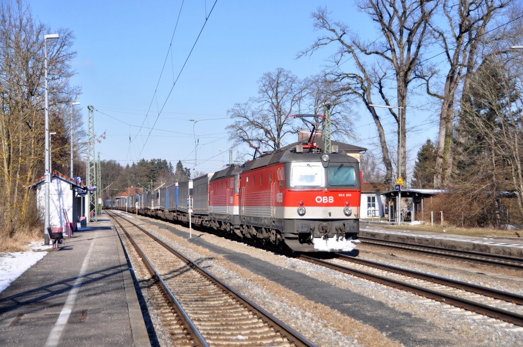 1144 201 und Schwestermaschine sind mit einem KLV in Richtung Rosenheim unterwegs.Bils Aufgenommen in Aling am 26.1.2012