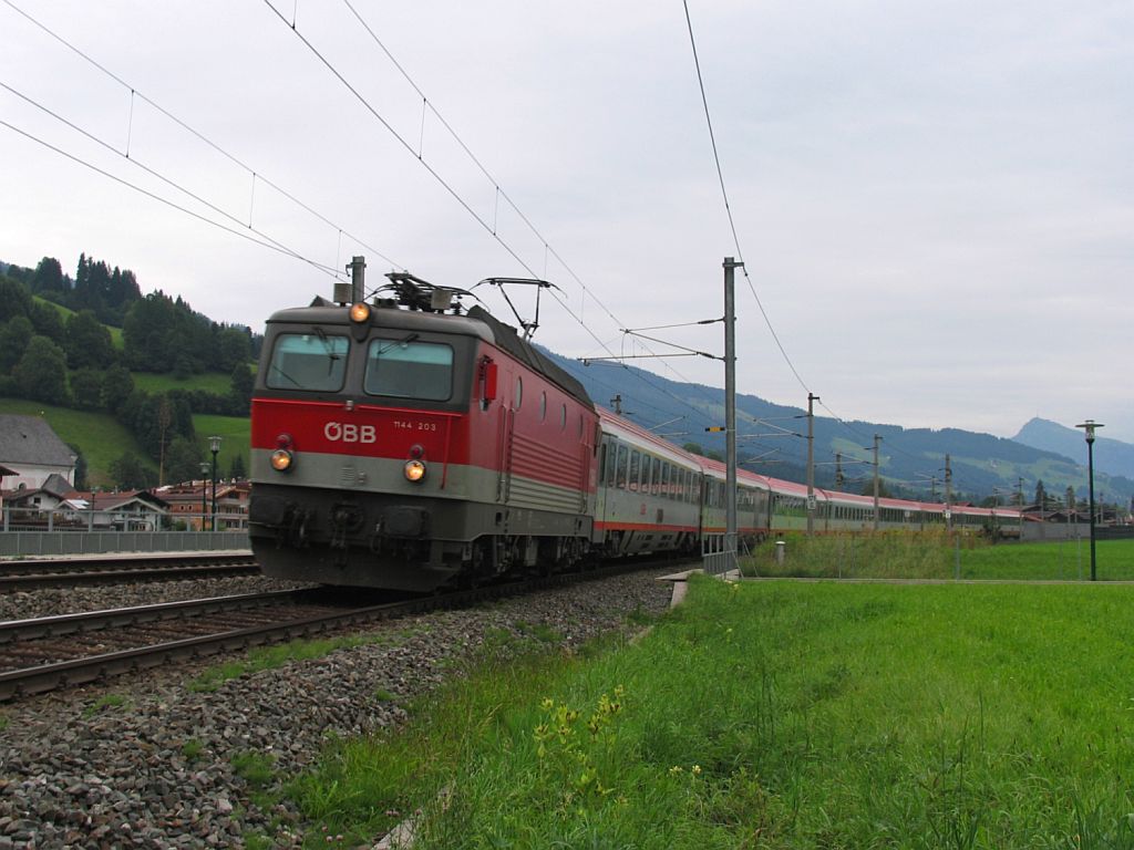 1144 203 mit OIC542 Wien Westbahnhof-Innsbruck Hauptbahnhof bei Brixen im Thale am 18-8-2010.