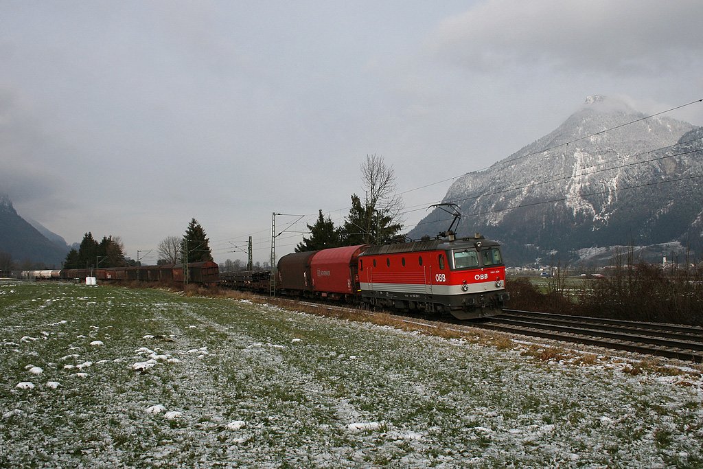 1144 204 mit einem gemischten Gterzug am 5.12.2009 bei Niederaudorf.
