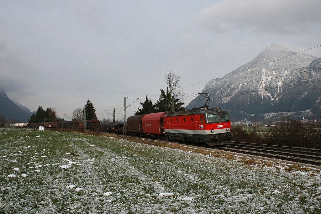 1144 204 mit einem gemischten Gterzug am 5.12.2009 bei Niederaudorf.